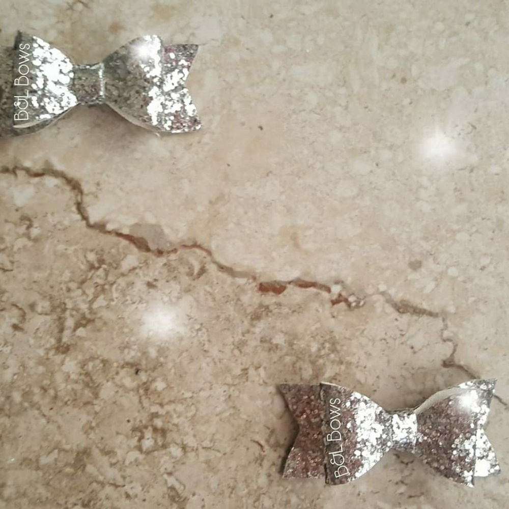 Pair small bows